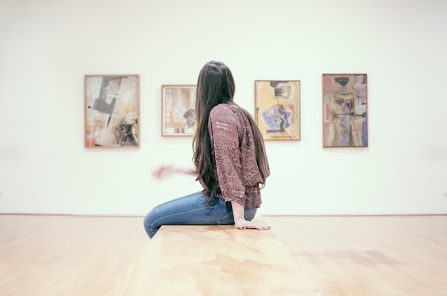 Een vrouw in een museum.