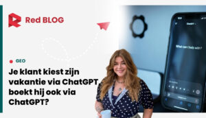 Reiziger bekijkt ChatGPT op een smartphone - zichtbaarheid in de reisbranche