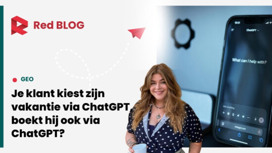 Reiziger bekijkt ChatGPT op een smartphone - zichtbaarheid in de reisbranche